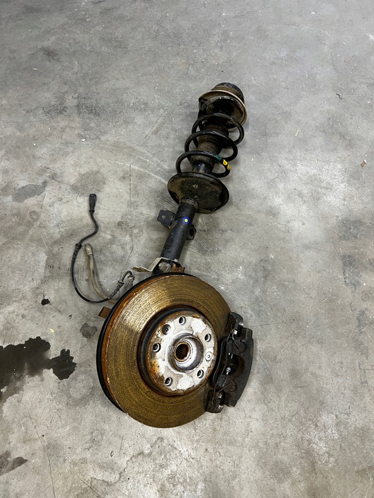 фото №1, Ножка амортизатор поворотный кулак перед правый dacia duster ii 2wd рестайлинг 1.0 tce