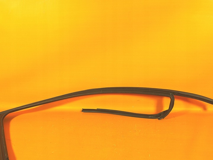 фото №10, Audi q3 83a 14km прокладка стёкла дверь перед левая 83a837439