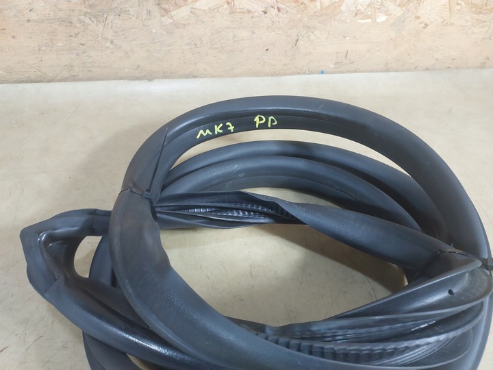 фото №3, Fiesta mk7 прокладка дверь правые перед 5 дверь
