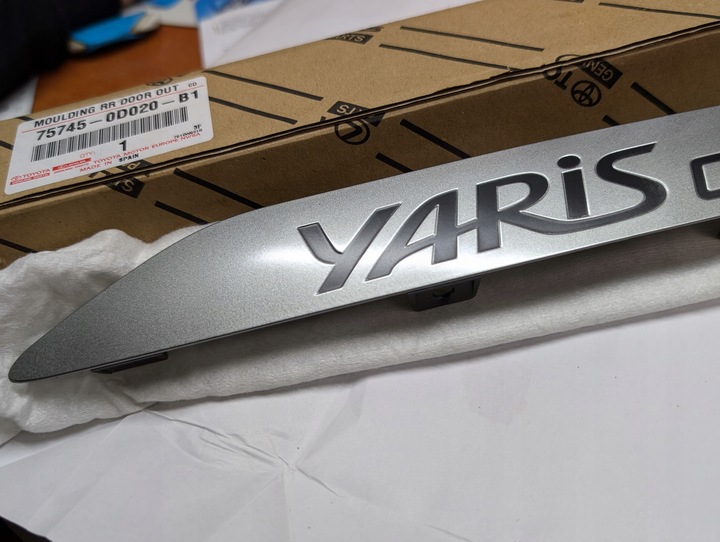 фото №2, Планка дверь эмблема правые зад toyota yaris cross 21- оригинал новый