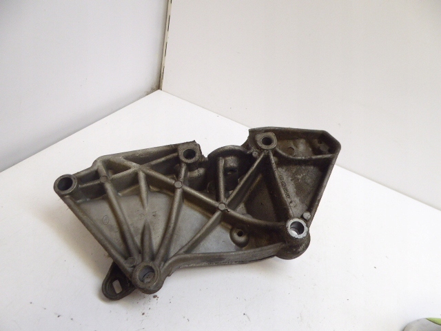 фото №3, Scenic i рестайлинг лапи кронштейн генератора 1.9 dci