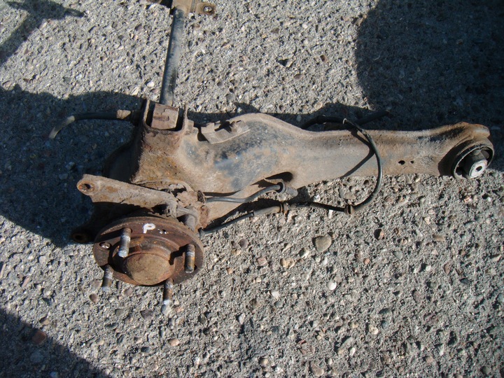 фото №1, Volvo v40 рестайлинг 1.8 16v 99-04 поворотный кулак ступица правые зад