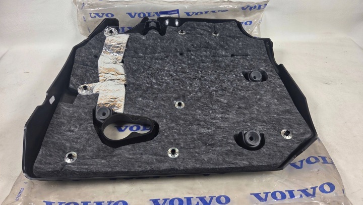 фото №7, Volvo c30 c70 s40 v50 защита двигателя верхняя 31293934