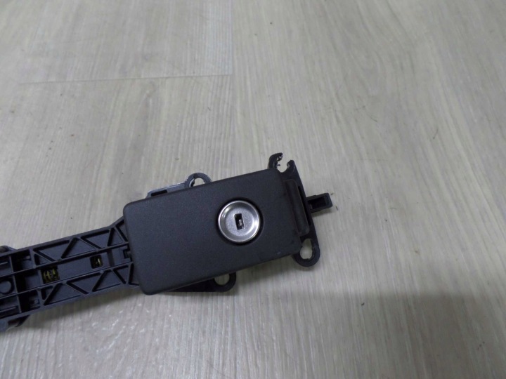 фото №10, Volvo s80 ii v70 xc70 06-16 замок ручка бардачка пассажира 30672132