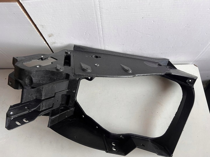 фото №1, Mercedes-benz оригінальний номер рамка лампи комбінованої ліва a2176200100