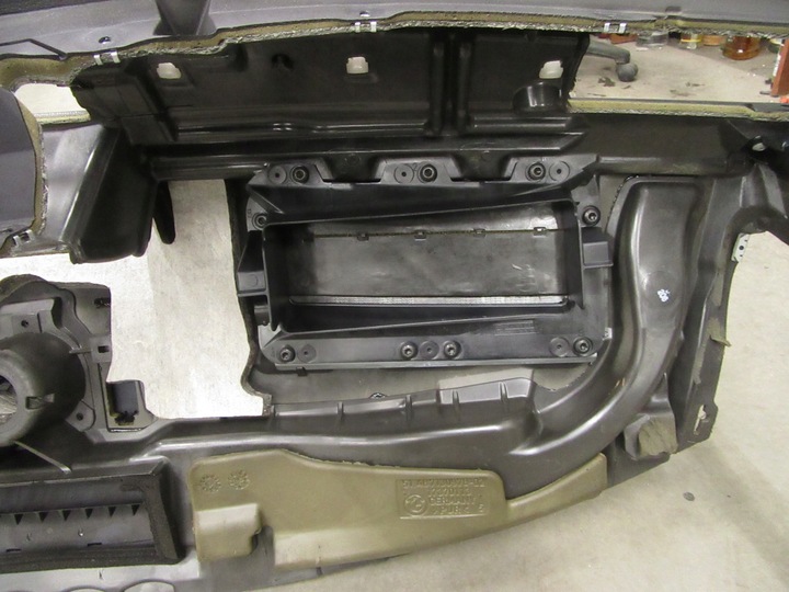 фото №5, Панель роздавальна bmw 5 e60 e61 європа 05-07r. чашки чорна