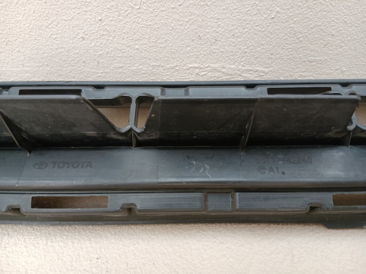 фото №11, Toyota rav4 v 5 2019- решётка средняя бампера перед 53112-42240