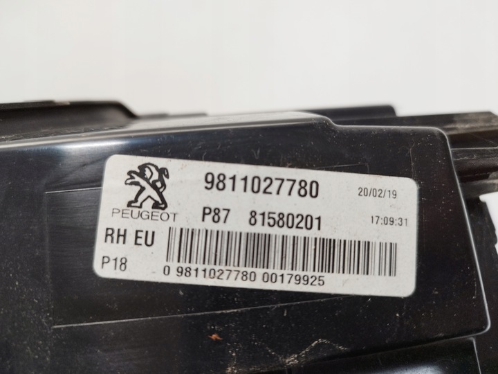 фото №6, Peugeot 5008 ii лампа правая зад w крышка багажника 9811027780