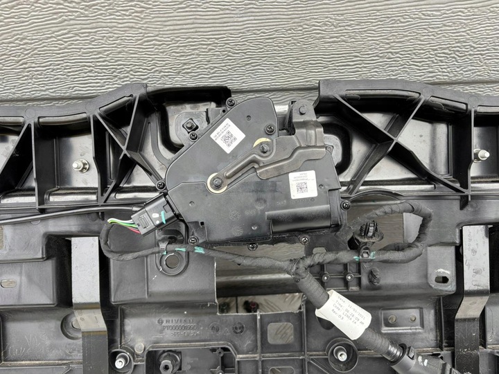 фото №6, Rivian r1t pas перед замок