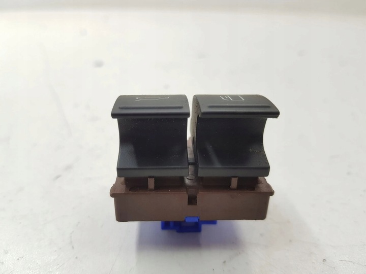 фото №4, Volkswagen passat b6 2010 кнопка відкривання заливання пального