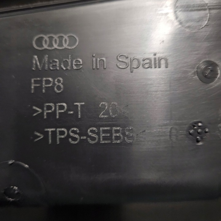 фото №5, Панель под лобовым стеклом audi a1 82b819404c 82c 819404c правые перед