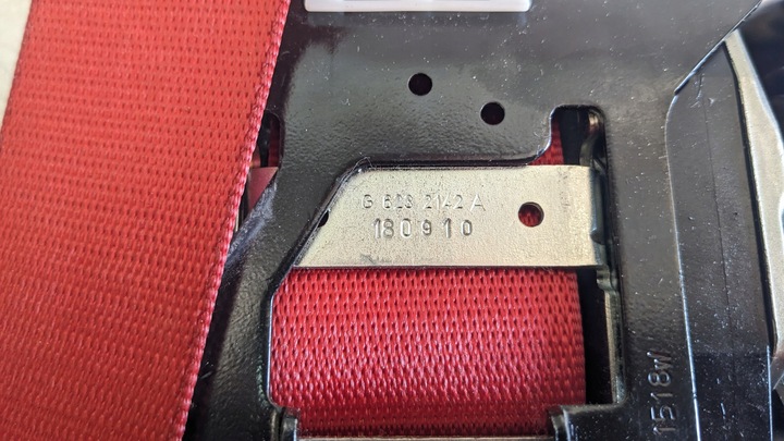 фото №9, M новый оригинальный kpl ремней безопасности mercedes c-klasa w205 красный