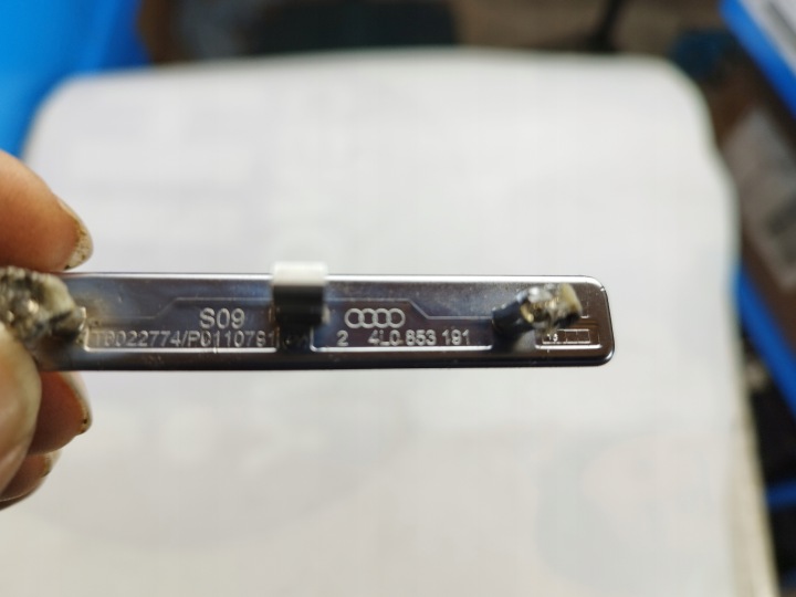 фото №5, Audi q7 4l 07r значок эмблема quattro панели распределительной 4l0853191