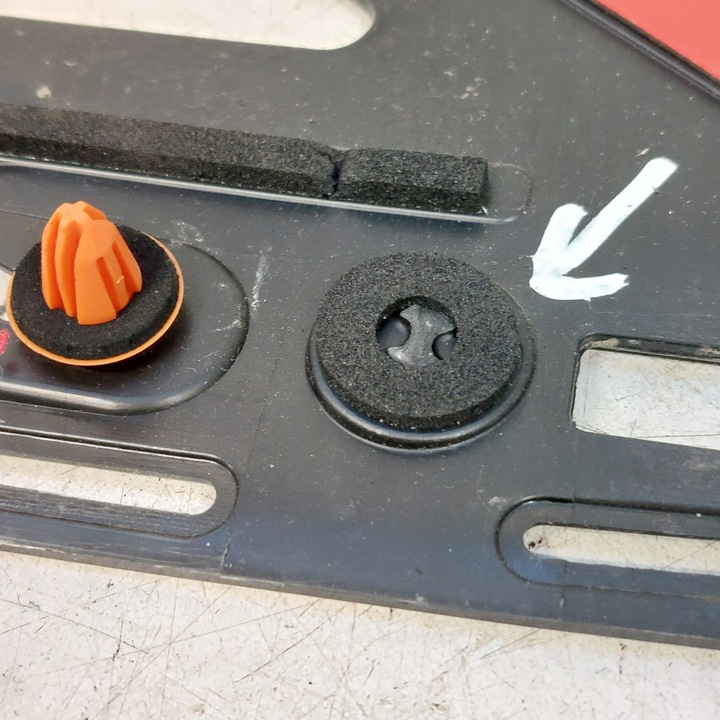 фото №6, Audi q2 шильдик решітка монтажна решітка стійка заднього ліва права