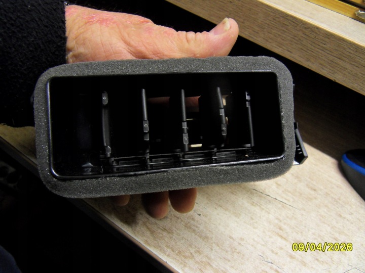 фото №12, Решітка повітропровід права vw caddy v 2k7 2k8819704m