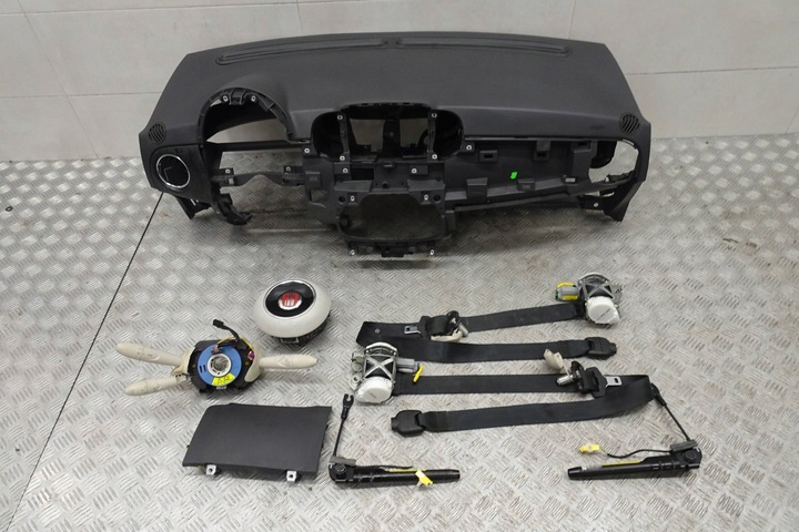 фото №16, Fiat 500 рестайлінг панель роздавальна консоль подушка безпеки подушка ремені 15-