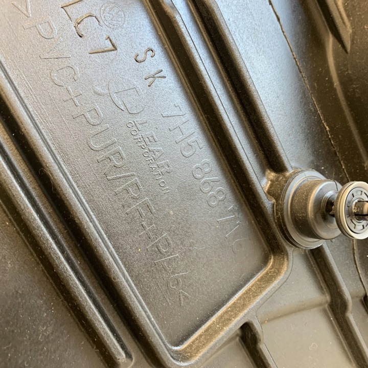 фото №13, Оббивка боковина праві зад vw t5 7h multivan 06r