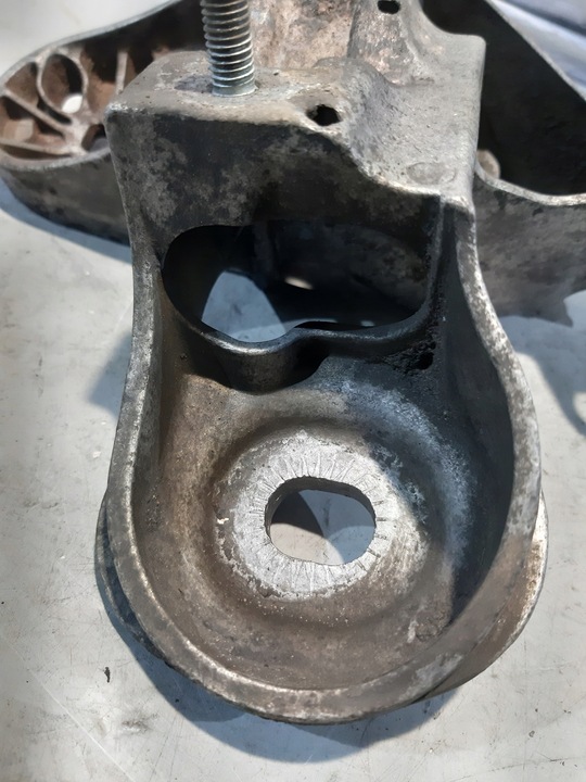 фото №4, Крепление двигателя 8e0199351a лапи двигателя левая vw passat b5 fl 2.8 v6