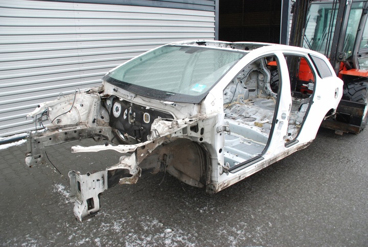 фото №4, Avensis t27 универсал четверть зад перед крыло крыша панорама