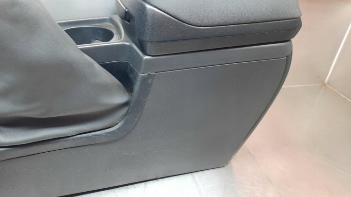 фото №13, Подлокотник туннель средний volvo v50 2.0 hdi 04r