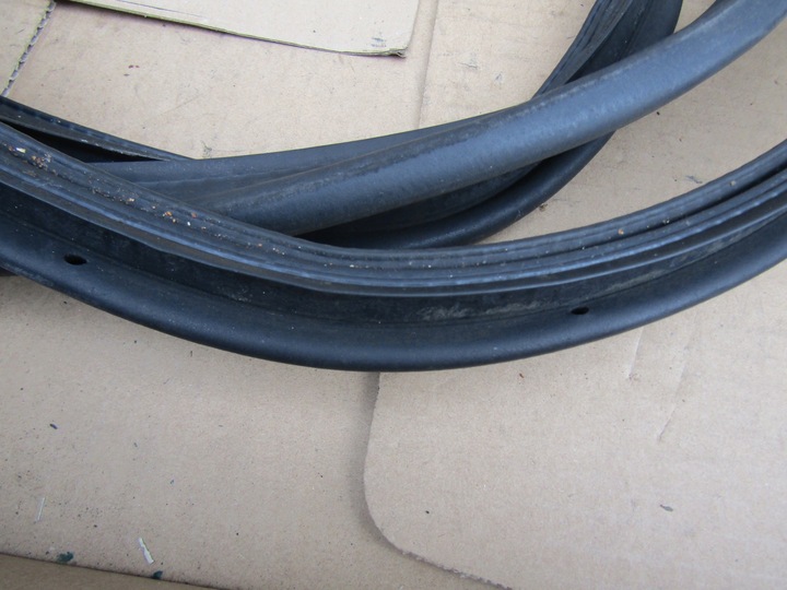 фото №11, 3 mercedes w210 sedan резиновая прокладка крышки багажника