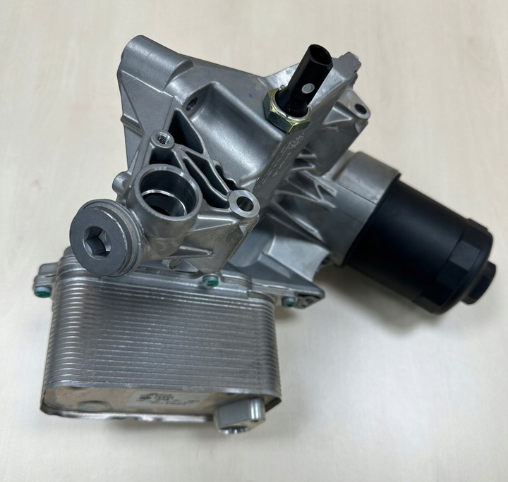 фото №3, Bentley continental w12 2004- основание фильтра масла радиаторов 07c117013