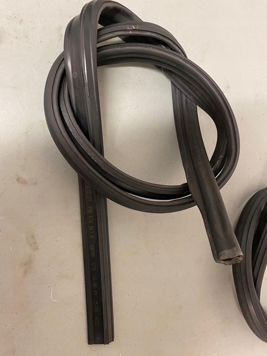 фото №1, Audi q8 tdi 4m8854543b прокладка дахова панорами