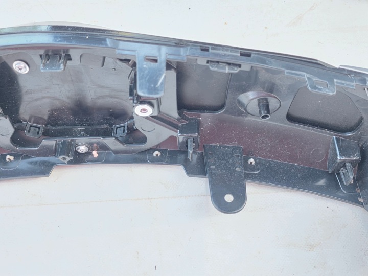 фото №9, Toyota sienna xl40 2.5 гібрид xse решітка бампера перед логотип 2021-2024