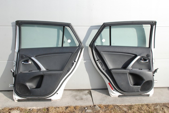 фото №8, Toyota avensis t27 универсал дверь l / p зад 040