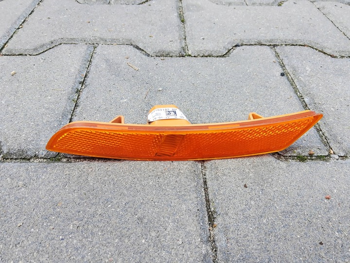 фото №1, Chevrolet camaro 2016- отражатель габаритный фонарь правые перед 23169182