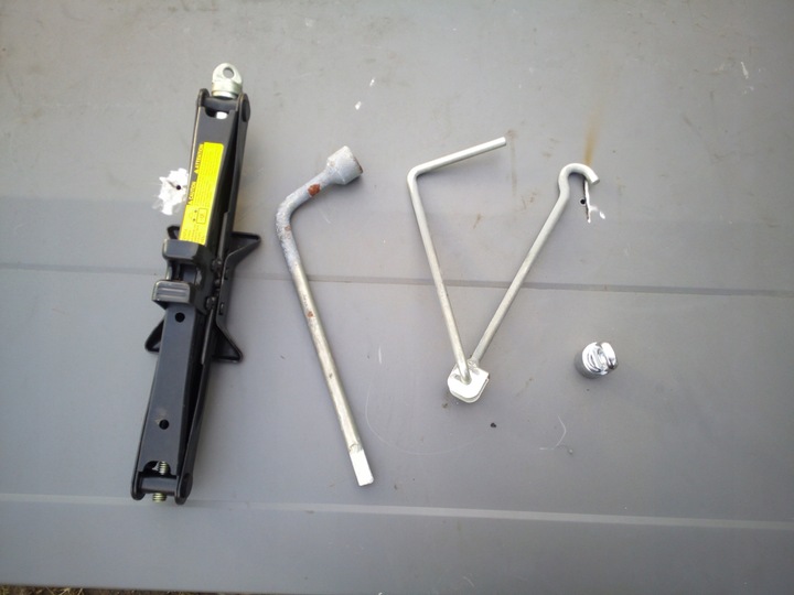 фото №1, Toyota corolla verso ii 04-09 ключ домкрат