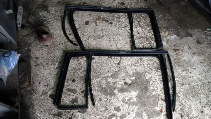 фото №1, Vw touran i 1t 03-10 - прокладка скла лівий зад