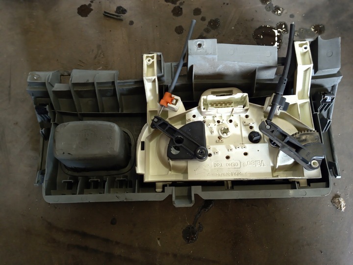 фото №8, Renault trafic vivaro панель воздуховод 8200011725 r6136s440 8200004603 w964097