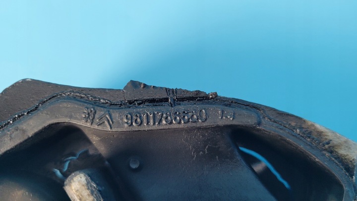 фото №12, Opel astra l vi 23r 1.5d кронштейн кріплення подушка 9811786680