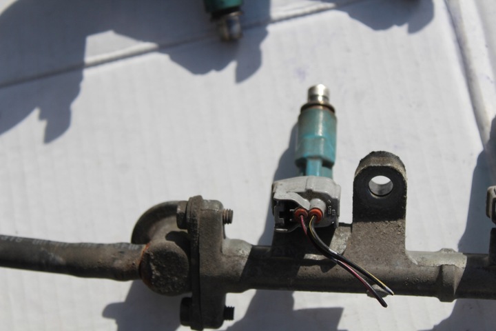 фото №10, Планка впрыскивающий форсунки toyota yaris i 1.0 vvti 23250-23020