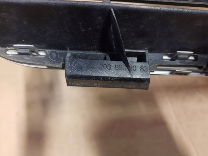 фото №10, Mercedes c w203 sport купе решётка решётка радиатора держатель a2038801083