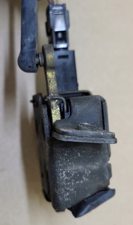 фото №11, Замок задньої кришки багажника зад штекер bmw 5 e34 sedan оригінальний номер