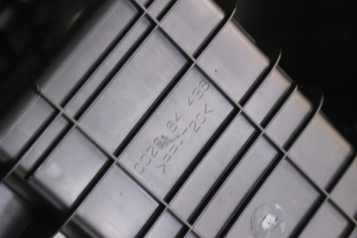 фото №11, Mazda 5 cr рестайлинг i 2.0 16v туннель подлокотник бардачок