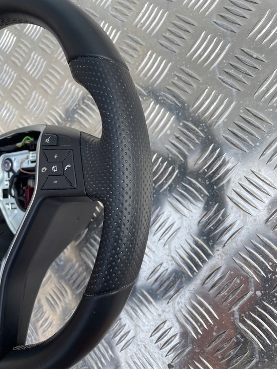 фото №5, Руль кожа лепестки x204 w117 w218 w246 белая nić