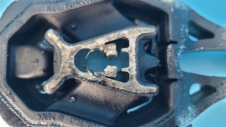 фото №6, Opel astra l vi 23r 1.5d кронштейн кріплення подушка 9811786680