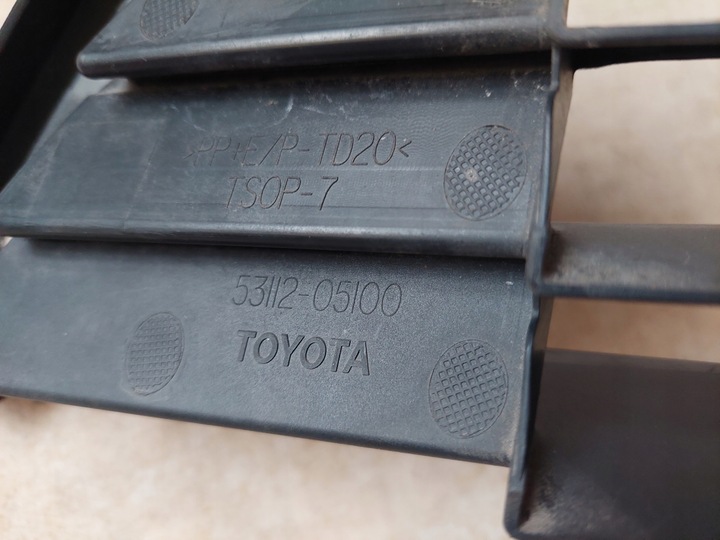 фото №9, Решётка бампера - средняя - toyota avensis t27 - рестайлинг