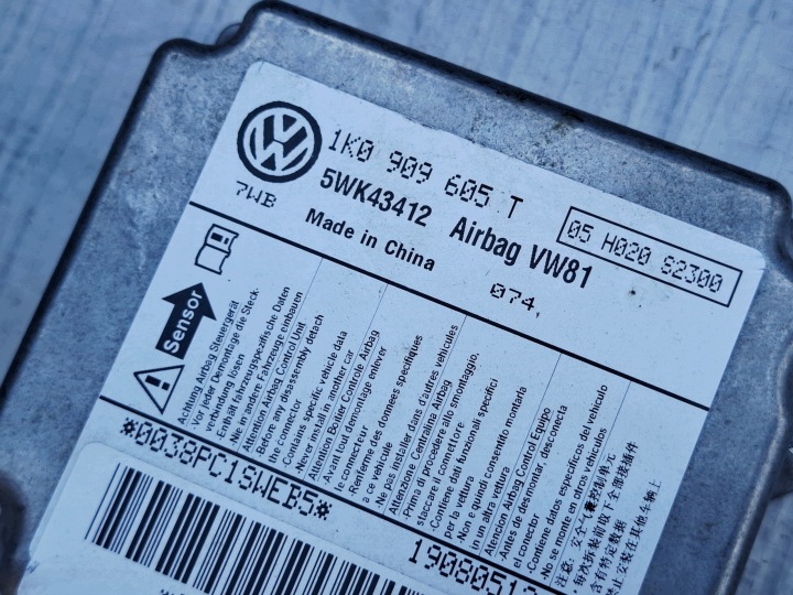 фото №14, Торпедо раздаточная консоль подушки подушка ремни vw golf v 5 plus + 5m0 2005-