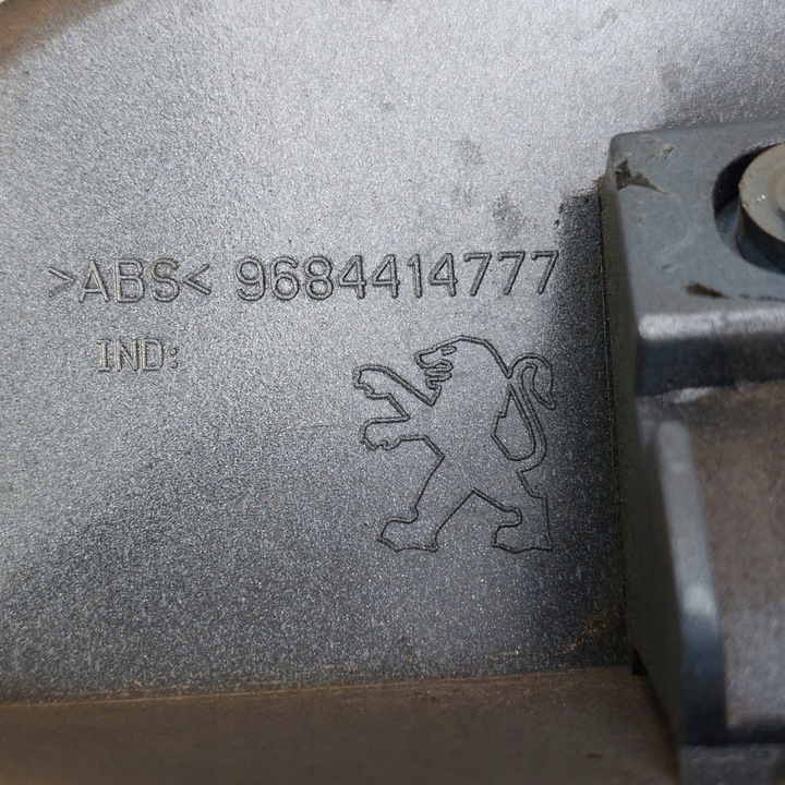 фото №15, Peugeot 5008 накладка крышки + микровыключатель код lak. kgyc 9684414777