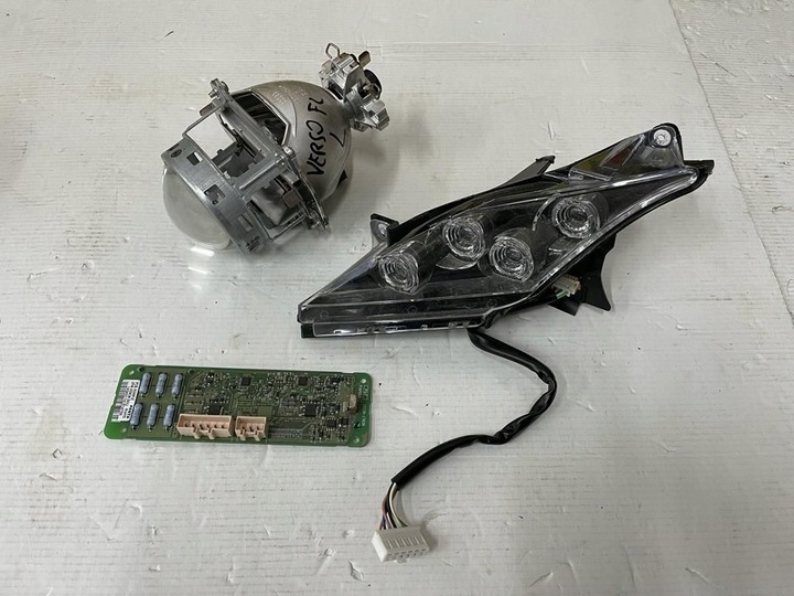 фото №1, Toyota verso 13-18 линза лампы led ксенон левая