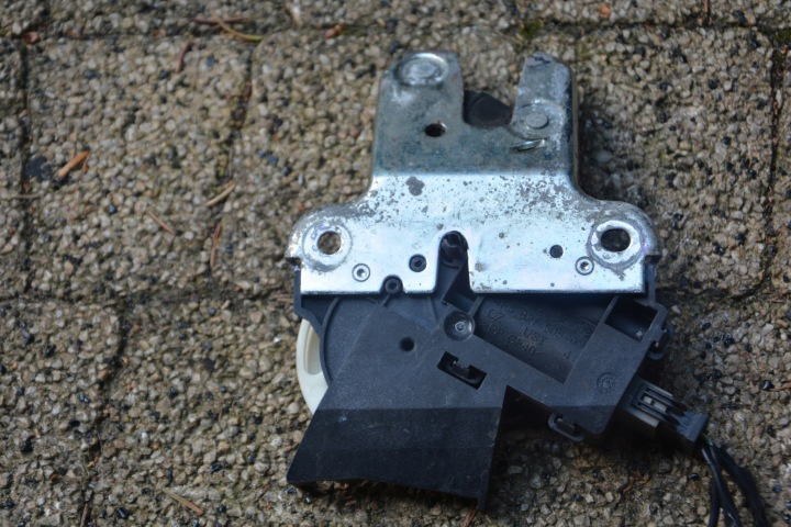 фото №16, Замок кришки багажника audi a4 a5 a8 4f5827505d aso