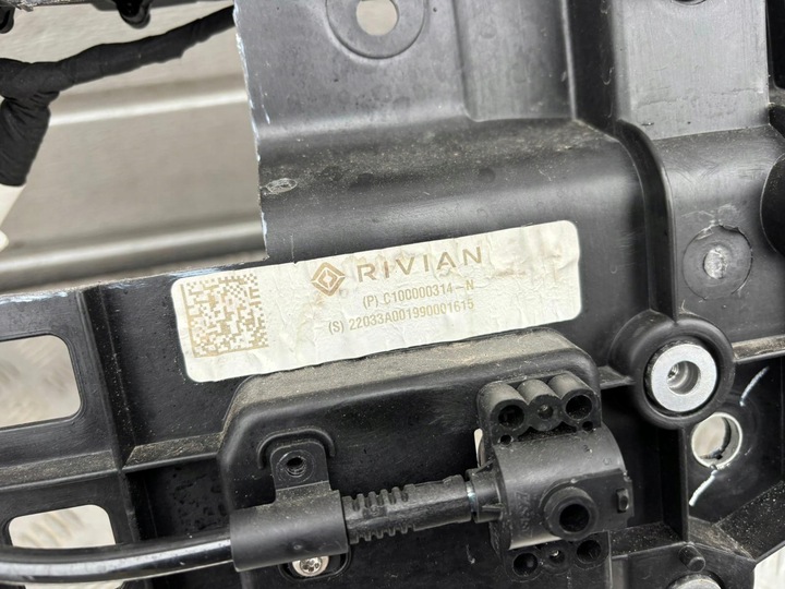 фото №4, Rivian r1t pas перед замок