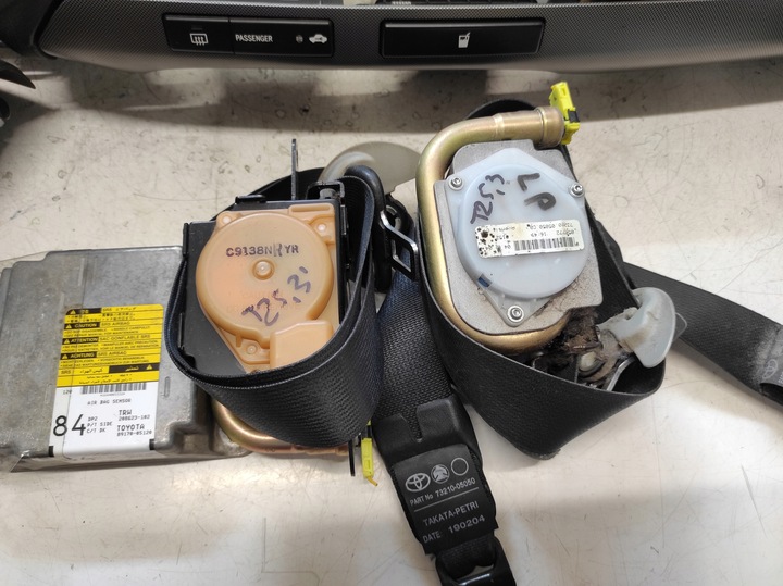 фото №6, Toyota avensis 2 ii t25 03- панель консоль подушки ремені модуль