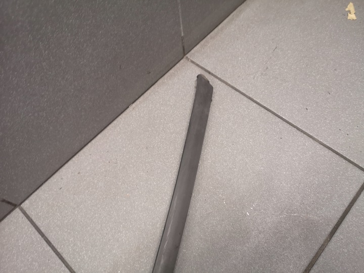 фото №5, Планка прокладка стёкла правая audi a4 b6 8e0854328e