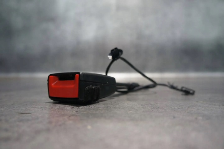 фото №5, Скоба застёжка ремня безопасности левый перед audi a8 d4 s8 4h 4h0857755c