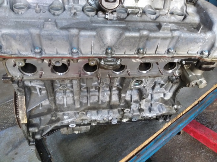 фото №9, Bmw e60 e63 e90 3.0i n52b30 двигатель стойка серебряная крышка 2005-2009r